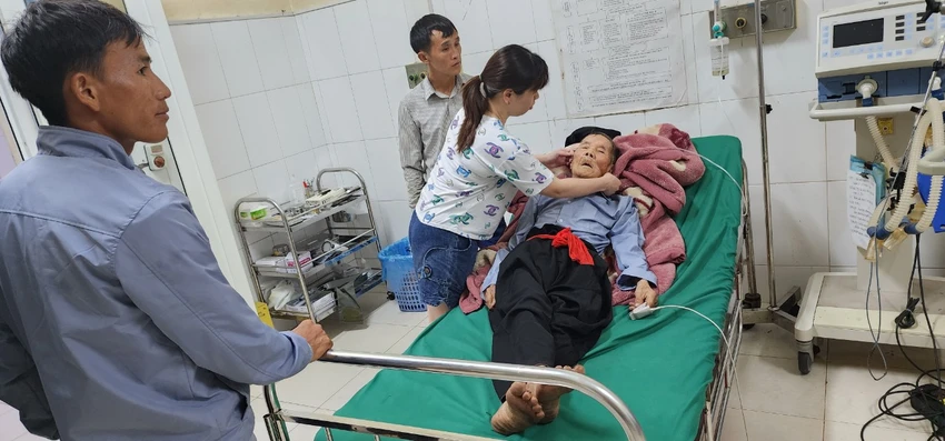 Công an xã dùng xe chuyên dụng đưa cụ ông 101 tuổi đi cấp cứu 2.jpeg