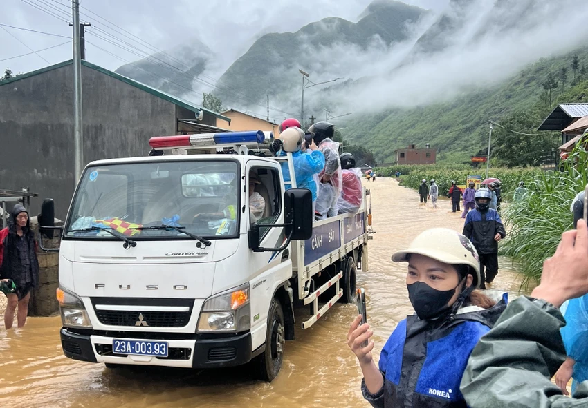 Chiến sĩ CSGT Hà Giang giải cứu cô gái giữa dòng nước lũ.jpg
