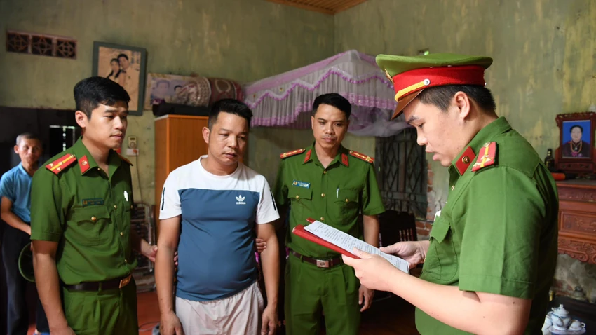 Vụ bạo hành con 11 tuổi Bắt tạm giam người tình của mẹ.jpg