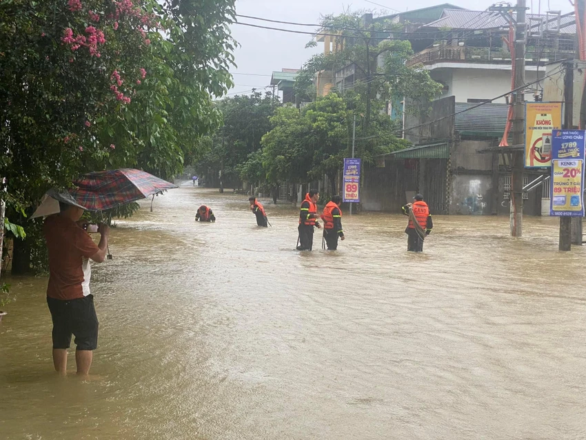 Mưa lớn ở Hà Giang tạo lũ cuốn 3 xe máy, nhiều nơi ngập úng 2.jpg