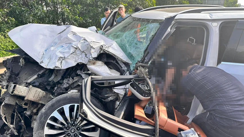Xe con nát đầu trong vụ tai nạn trên cao tốc Nội Bài - Lào Cai 2.jpeg