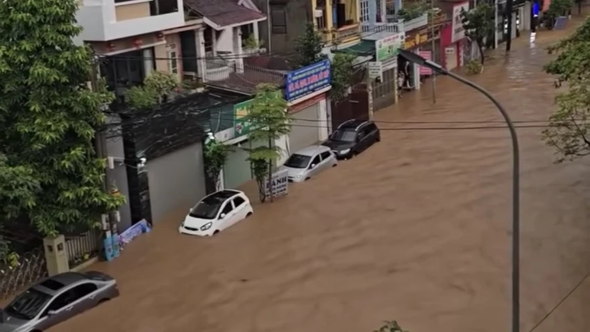 Mưa cả đêm, nhiều nơi tại TP Sơn La ngập sâu.jpg