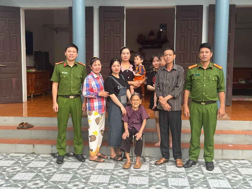 Đoàn tụ gia đình sau gần 30 năm nhờ dữ liệu quốc gia về dân cư.jpg