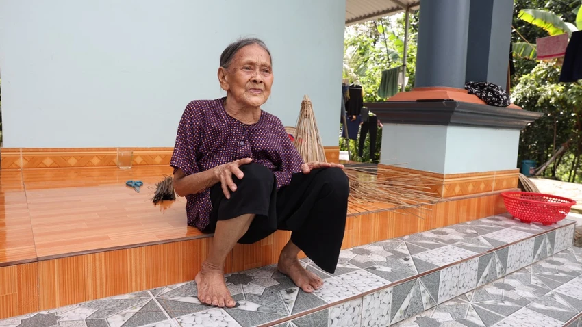 Mẹ già 85 tuổi rơi nước mắt ngày tái ngộ con gái lưu lạc 30 năm.jpg