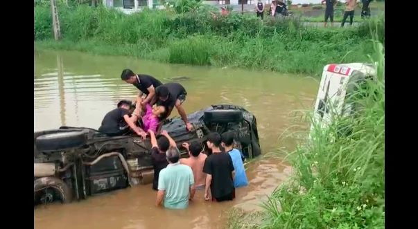 2 xe ô tô lật xuống ao, người dân phá cửa đưa đi cấp cứu.png