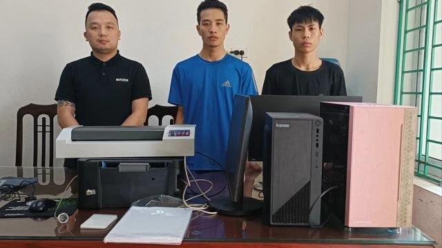 3 người làm giả CCCD nâng tuổi đưa trẻ em đi làm rồi cắt lương thu lợi.jpeg