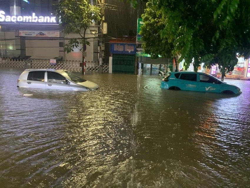 TP Thái Nguyên ngập sâu, xe ô tô chết máy giữa đường 4.jpg