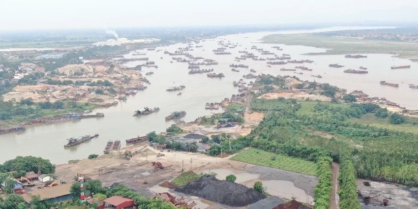 Phú Thọ tạm dừng hoạt động 35 mỏ khai thác cát trên sông Hồng, sông Đà.jpg