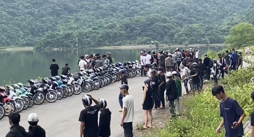 Công an vất vả ngăn chặn hàng chục thanh thiếu niên nghi tụ tập đua xe.jpg