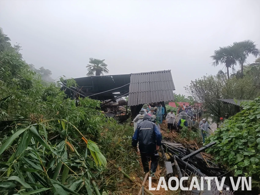 Lào Cai sạt lở đất vào 4 hộ dân, 7 người mất tích.jpg
