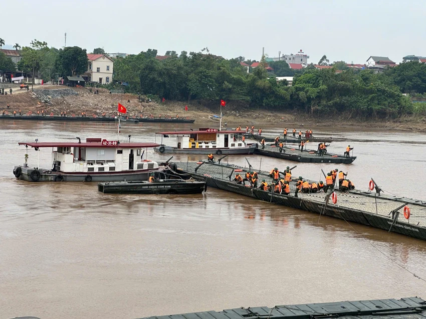Công binh thực hiện lắp cầu phao Phong Châu 1.jpg