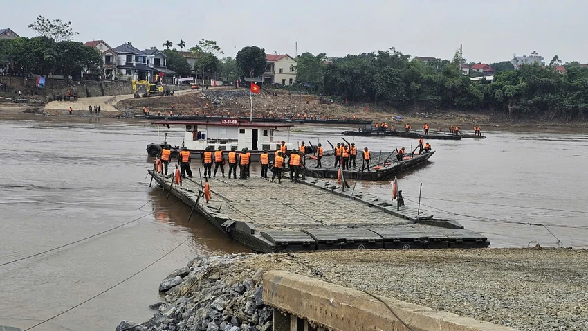 Công binh thực hiện lắp cầu phao Phong Châu 2.jpg