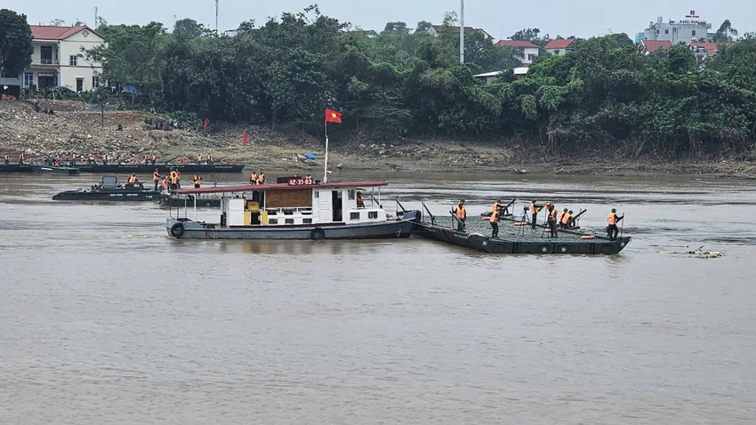 Công binh thực hiện lắp cầu phao Phong Châu 4.jpg