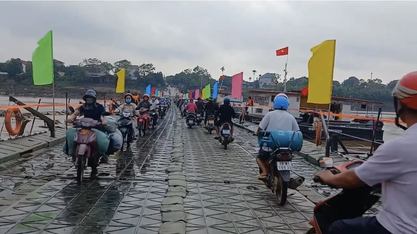 Ngày đầu thông cầu phao Phong Châu 3.jpg