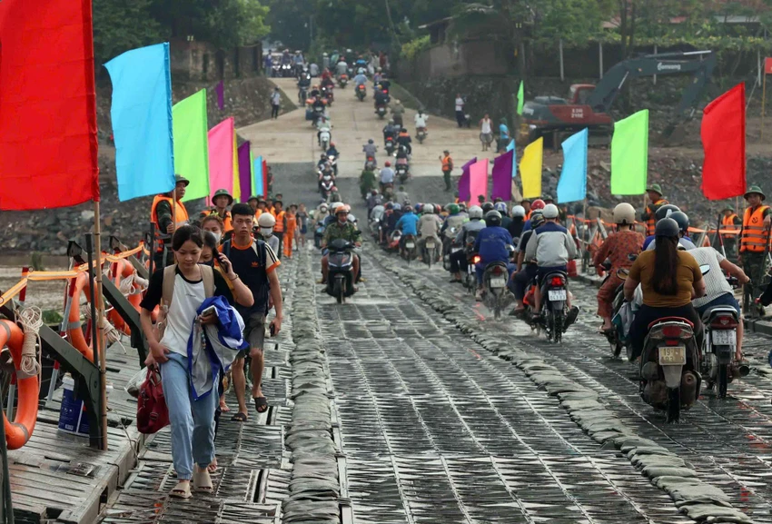 Ngày đầu thông cầu phao Phong Châu .jpg