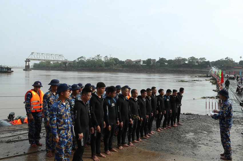 Vụ sập cầu Phong Châu Hải quân nói về việc tìm kiếm 4 nạn nhân mất tích.jpg