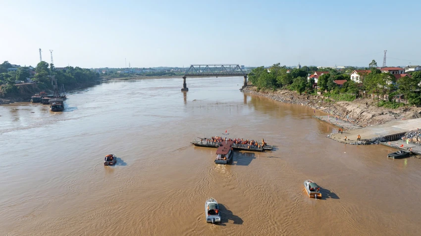 Công binh lắp phà quân sự đưa người dân qua sông Hồng