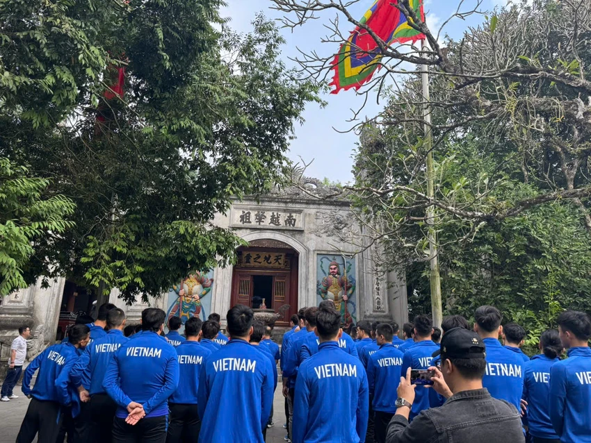 Đội tuyển Việt Nam dâng hương tưởng nhớ các Vua Hùng trước thềm AFF CUP 2024 5.jpg