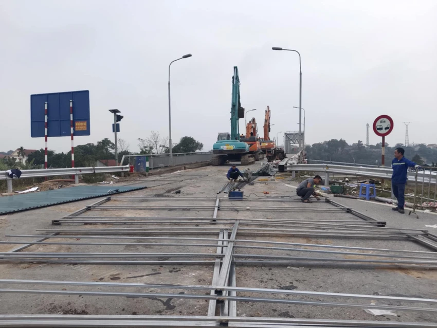 Chuẩn bị phá dỡ phần còn lại cầu Phong Châu 2.JPG