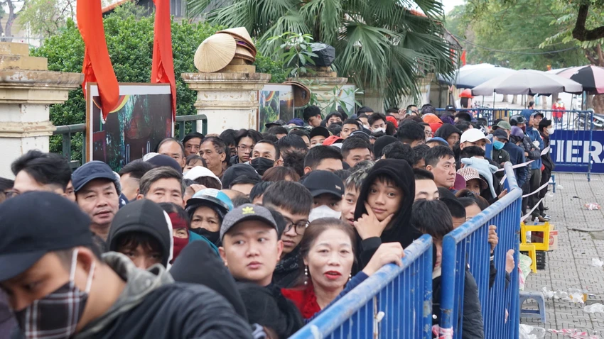 Chen lấn trong ngày đầu mở bán vé xem đội tuyển Việt Nam tại Phú Thọ 4.JPG