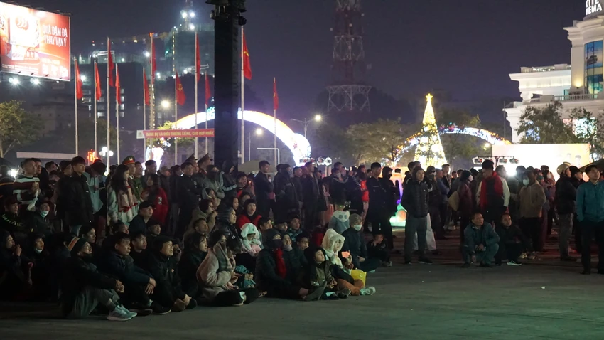 Người dân Phú Thọ xem trận Việt Nam - Indonesia qua màn LED siêu lớn