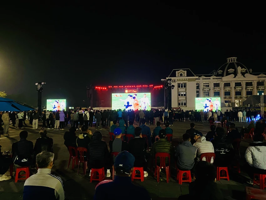 Người dân Phú Thọ xem trận Việt Nam - Indonesia qua màn LED siêu lớn
