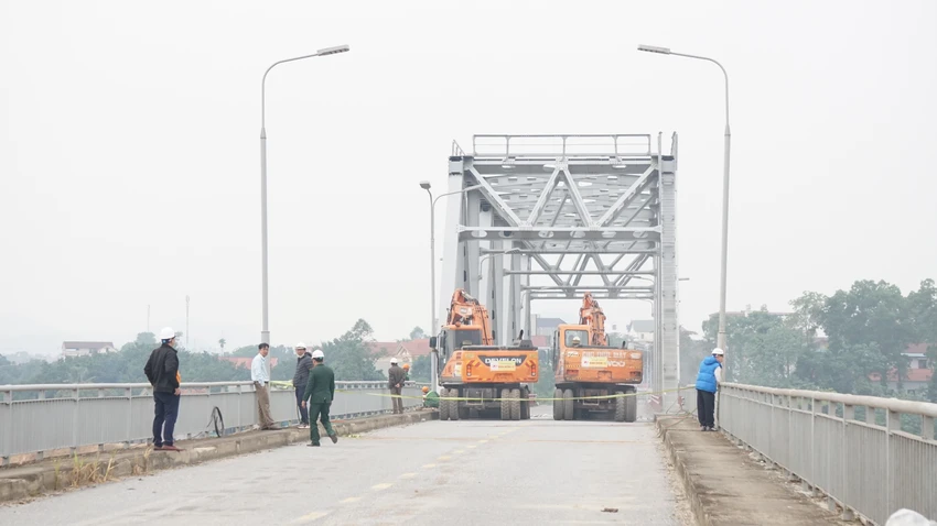 Đang tháo dỡ cầu Phong Châu 8.JPG