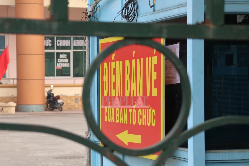 Mang cả gạch đá ra xếp lốt mua vé trận Việt Nam - Singapore 9.jpg