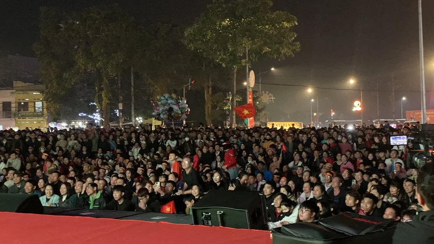 Ngàn người Phú Thọ ngồi công viên xem chung kết AFF CUP 2024 9.jpg