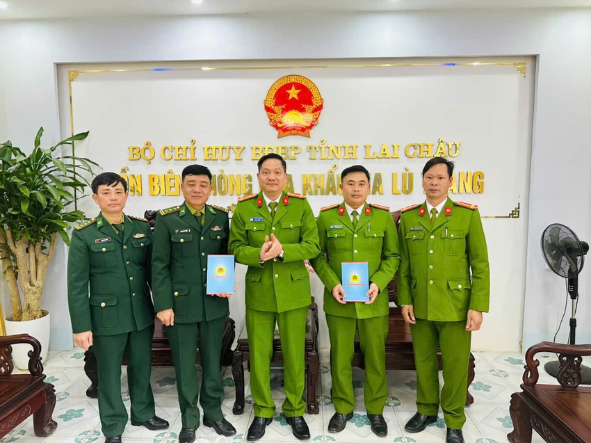 Bắt nhóm người 'hô biến' sâm Trung Quốc thành sâm Lai Châu.jpg
