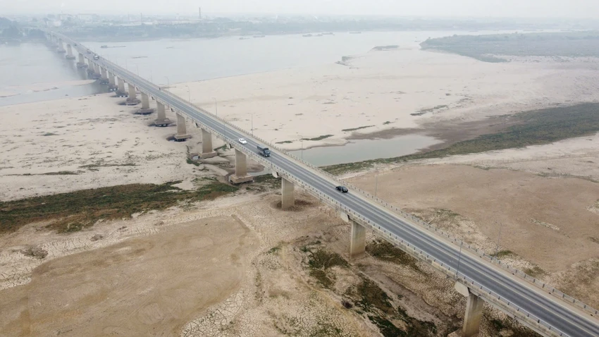 Cầu nghìn tỷ nối Phú Thọ - Hà Nội trơ móng khi nước sông Hồng xuống thấp 3.jpg