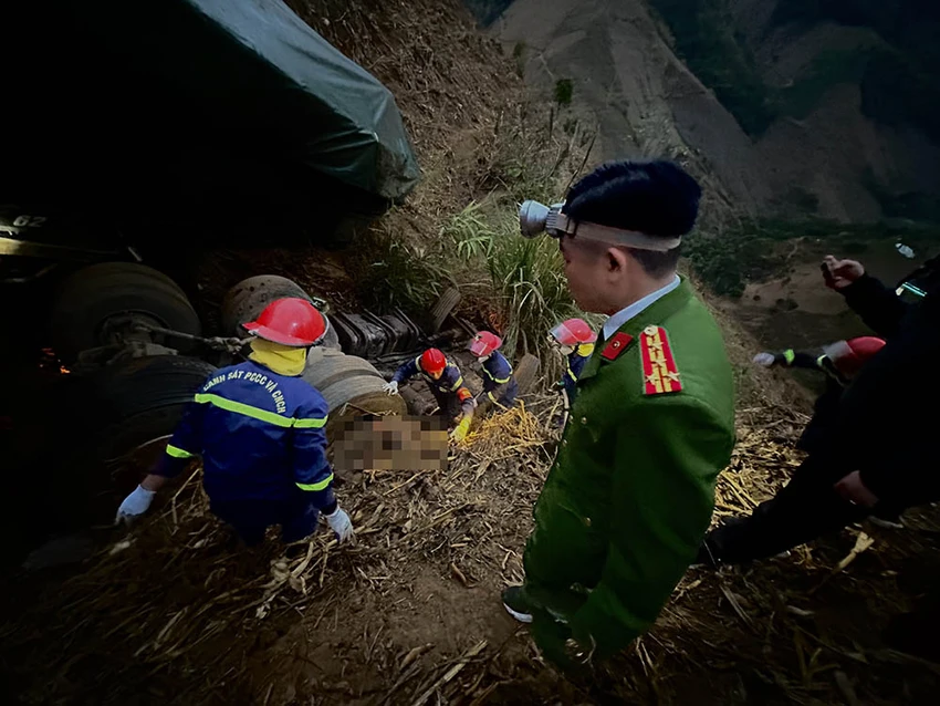 Công an Sơn La thông tin nguyên nhân xe đầu kéo rơi xuống vực sâu 2.jpg