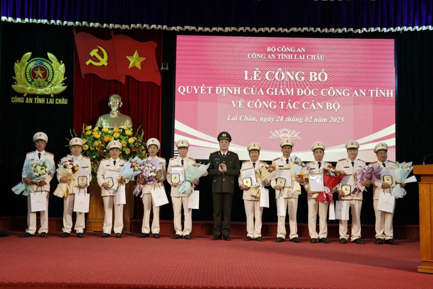 10 lãnh đạo cấp phòng Công an Lai Châu nghỉ chế độ hưu trí.jpg
