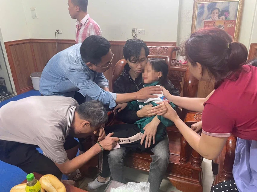 Bắc Ninh Giải cứu bé gái bị khống chế trên mái nhà.JPG