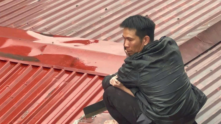 Cảnh sát hình sự kể giây phút giải cứu bé gái bị khống chế trên mái nhà.jpg
