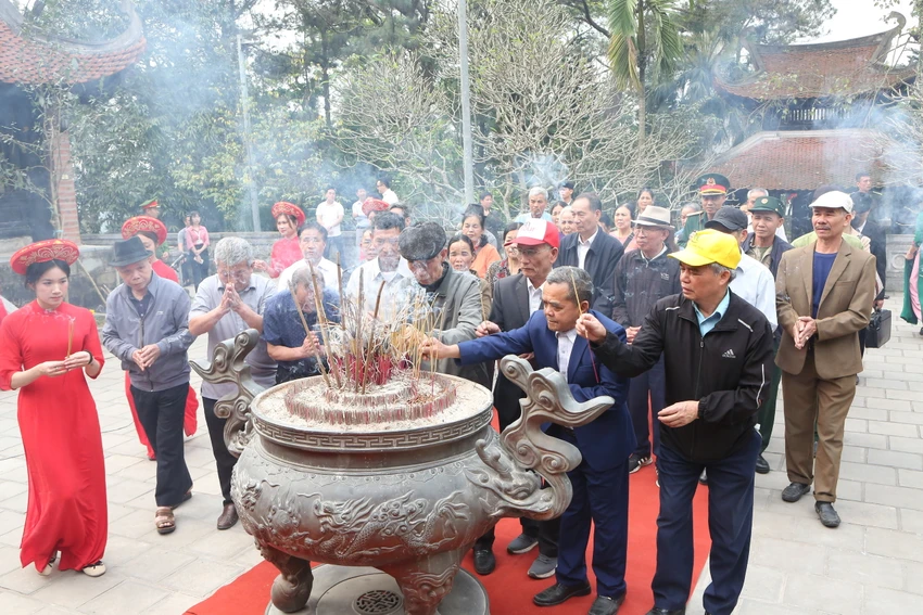Tri ân công lao Đức Quốc Tổ Lạc Long Quân và Tổ Mẫu Âu Cơ.jpg