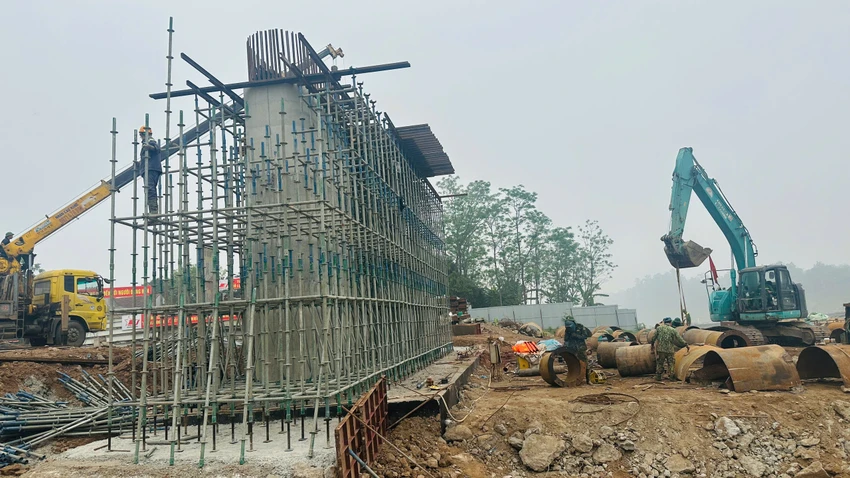 Hình hài cầu Phong Châu sau 3 tháng thi công thần tốc 6.jpg