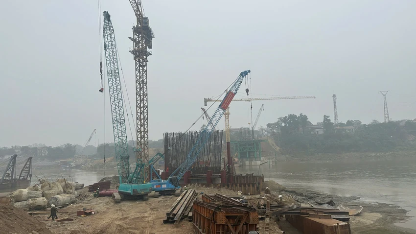 Hình hài cầu Phong Châu sau 3 tháng thi công thần tốc 7.jpg