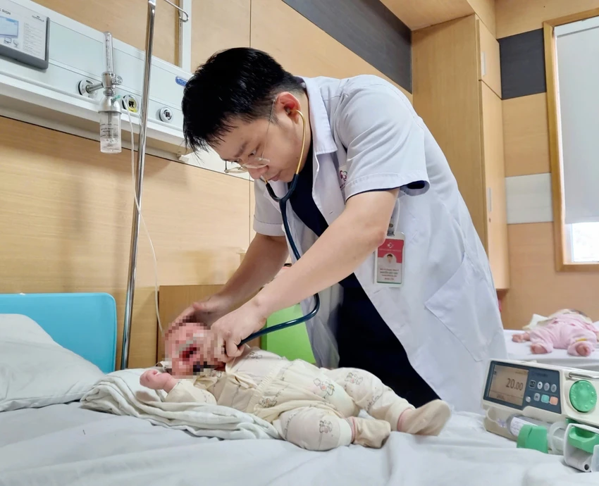 Bé trai sơ sinh suy hô hấp, viêm phổi do virus RSV.jpg