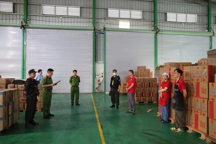 Cận cảnh kho hàng sản xuất cả trăm tấn mì chính, hạt nêm, dầu ăn giả 16.jpg