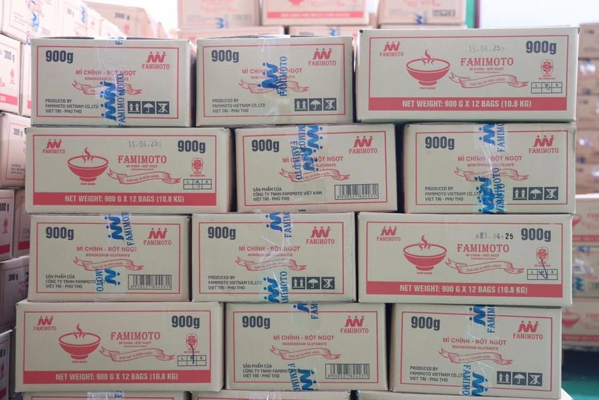 Cận cảnh kho hàng sản xuất cả trăm tấn mì chính, hạt nêm, dầu ăn giả 4.jpg