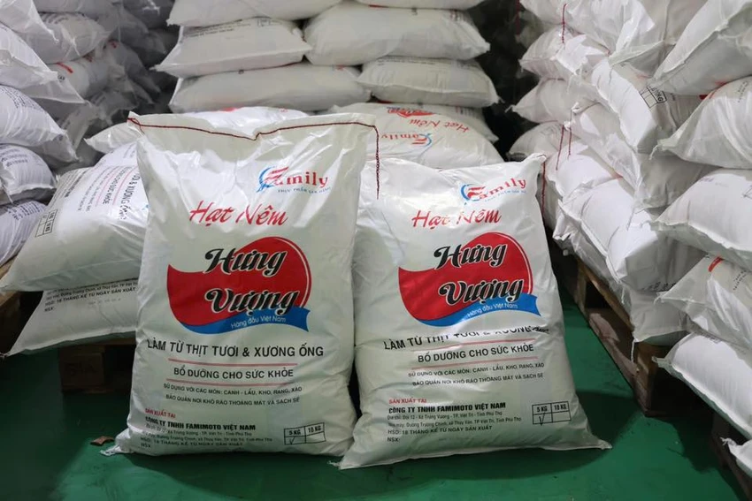 Cận cảnh kho hàng sản xuất cả trăm tấn mì chính, hạt nêm, dầu ăn giả 7.jpg