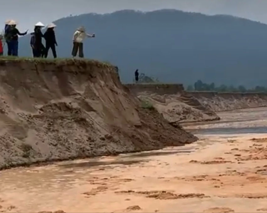 Vì sao người dân Phú Thọ xua đuổi tàu hút cát ven sông Đà? 3.jpg