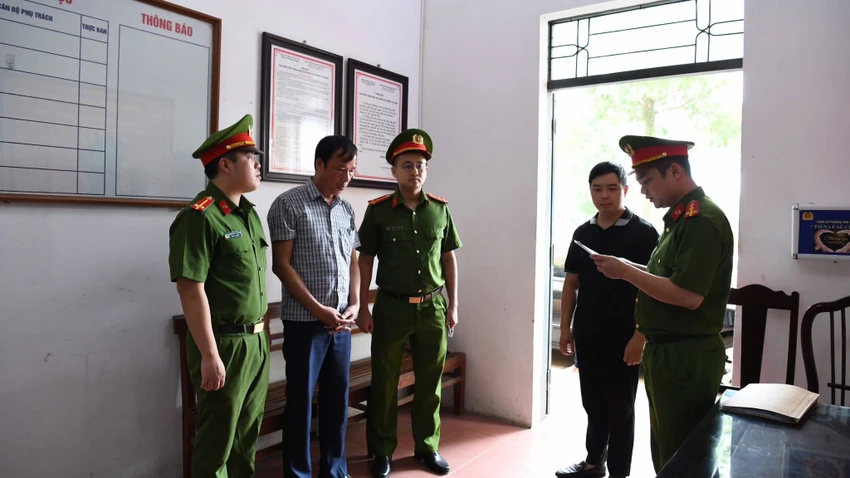 Bắt một chủ tịch xã vụ khai thác đất trái phép ở Phú Thọ.JPG