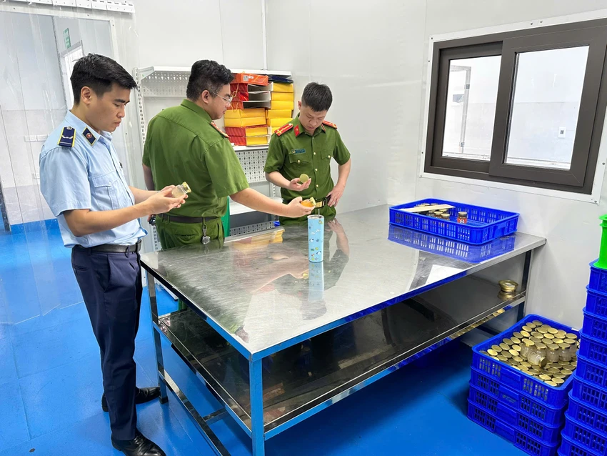 QLTT Phú Thọ tạm giữ hơn 23.000 lọ yến chưng nghi không đạt chất lượng 2.jpg