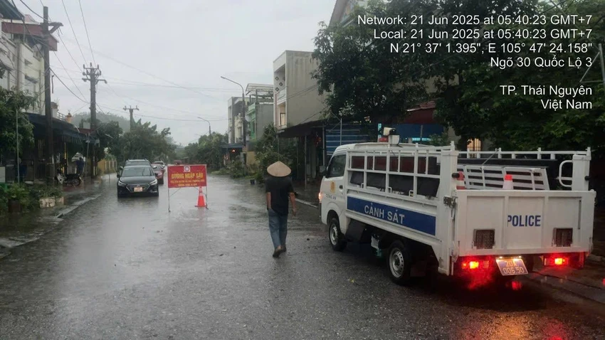 Thái Nguyên mưa lớn, công an khẩn cấp di dời dân khỏi vùng ngập lụt 2.jpg