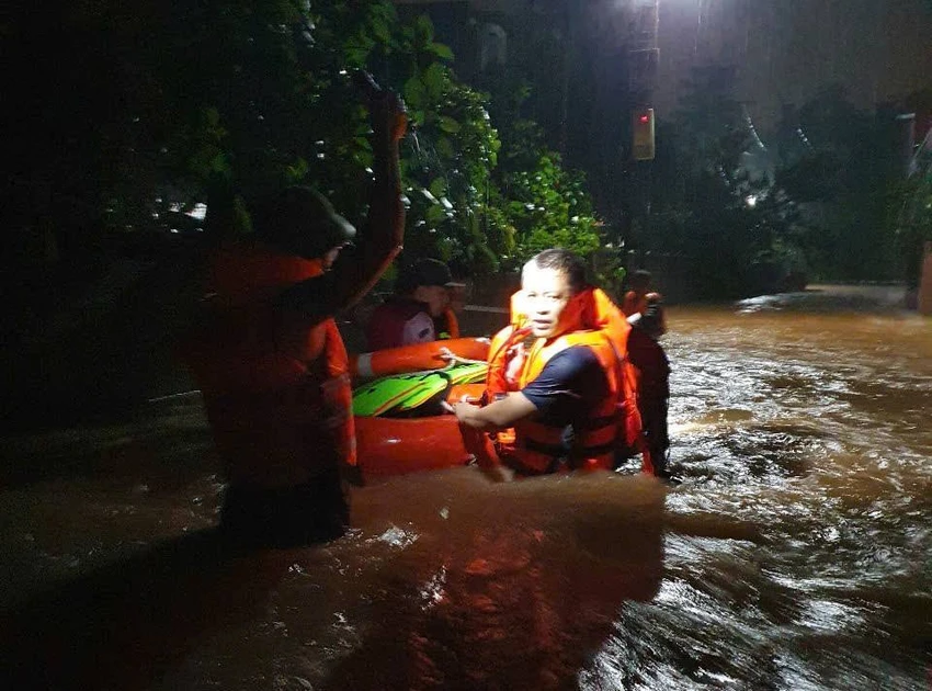 Thái Nguyên mưa lớn, công an khẩn cấp di dời dân khỏi vùng ngập lụt.jpg