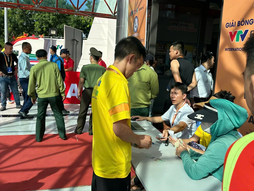 Hàng dài người hâm mộ chờ vé chung kết bóng chuyền VTV cup 2.jpg