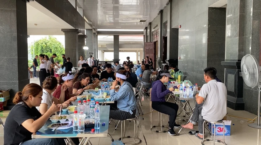 Nghĩa tình người làm du lịch ở Hạ Long.jpeg