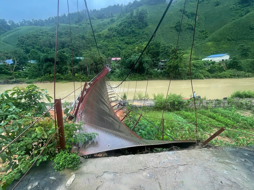 Điện Biên Cầu treo đứt cáp, 5 người thoát nạn.jpeg